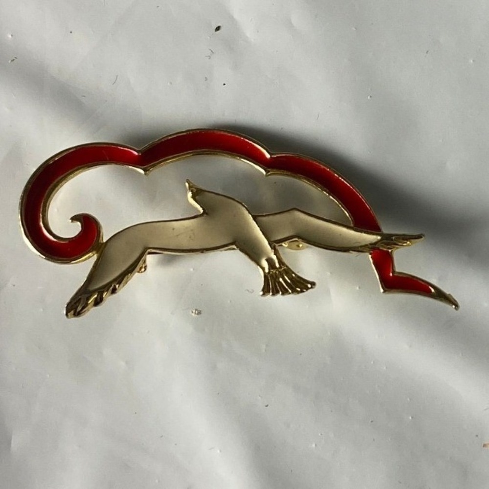 Vintage Gold Tone Red and‎ Cream Enamel Flying Bird Seagull Brooch Pin